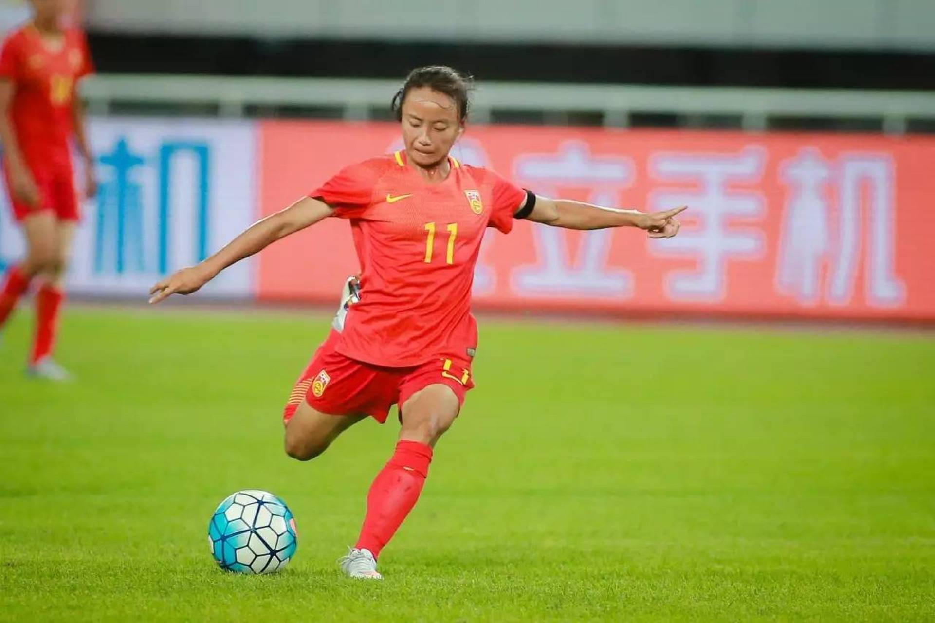 中国女足球员在比赛中取得胜利，斗志昂扬
